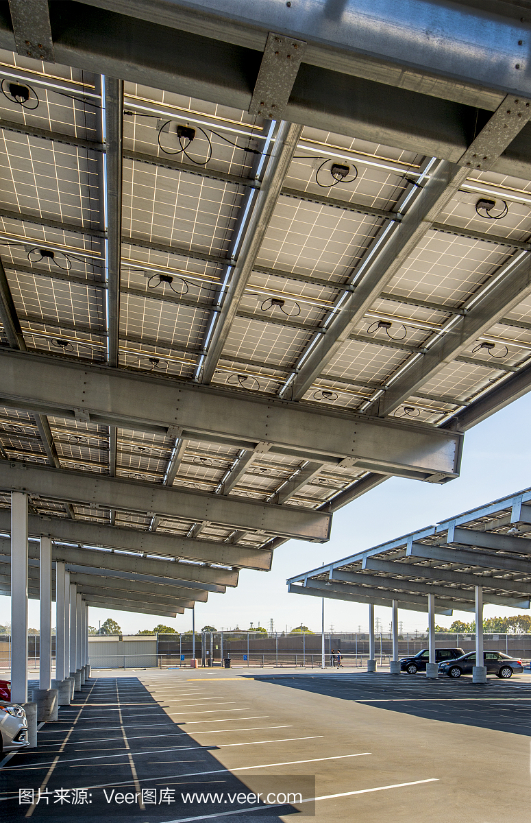 太阳能电池板和停车场